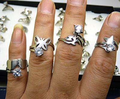 新款高档镀白金钛钢饰品批发 时尚镂空镶锆石戒指