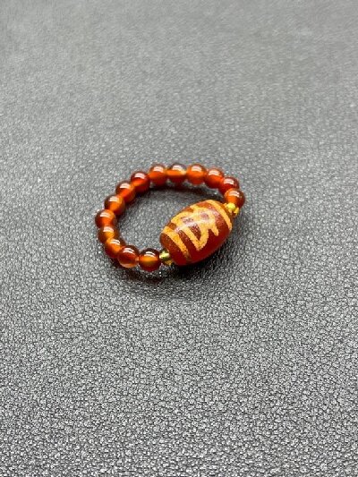 130藏地红肉财神天珠戒指 弹力绳  天珠 财神